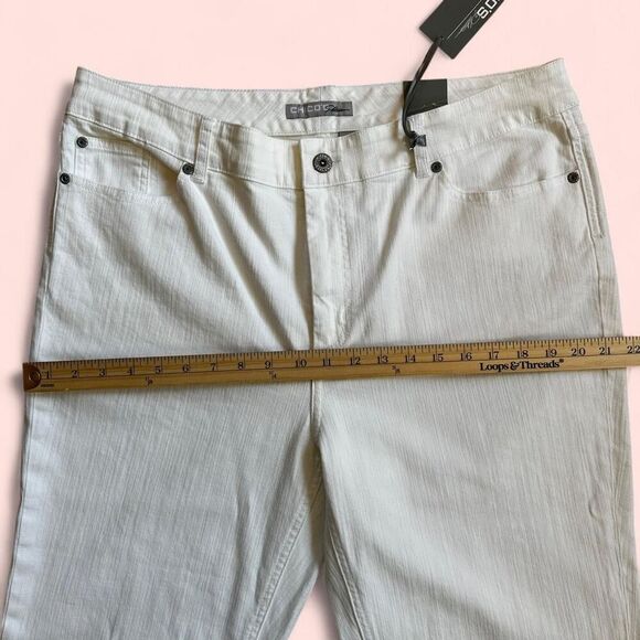 NWT Chico’s White Straight Leg Jeans Size 3 (XL - 16) - Minimalist Summer Pants - Picture 7 of 8